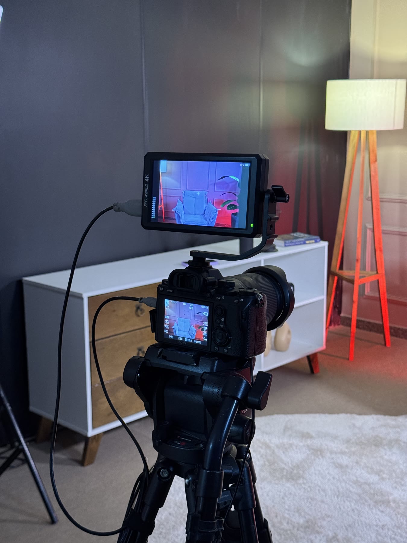 Câmera e monitor gravando no cenário