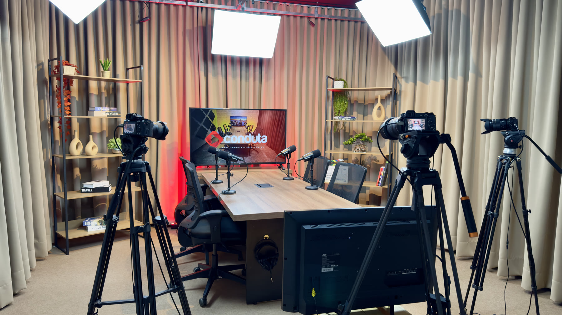 Câmeras e luzes nos bastidores do podcast